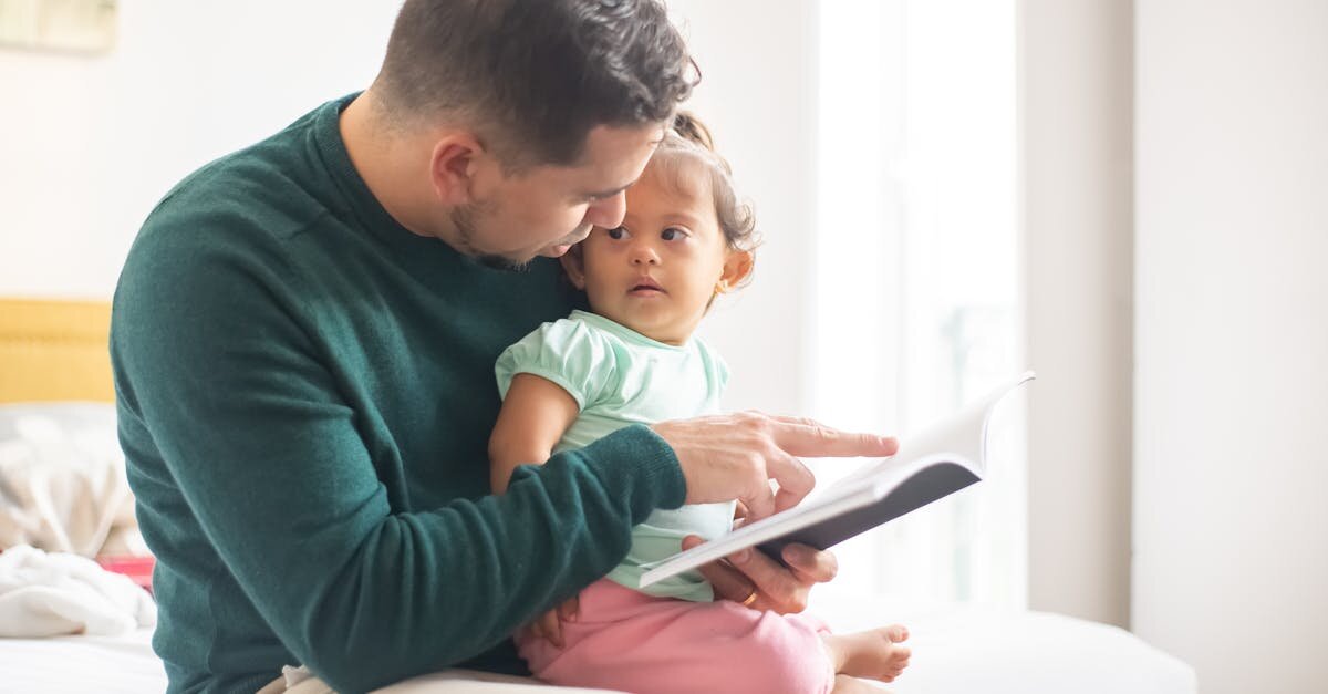 Développement bébé : les étapes clés à suivre pour un éveil harmonieux