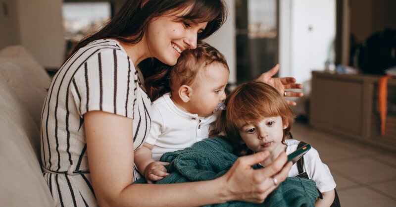 Communiquer avec bébé : astuces et stratégies pour favoriser l’échange